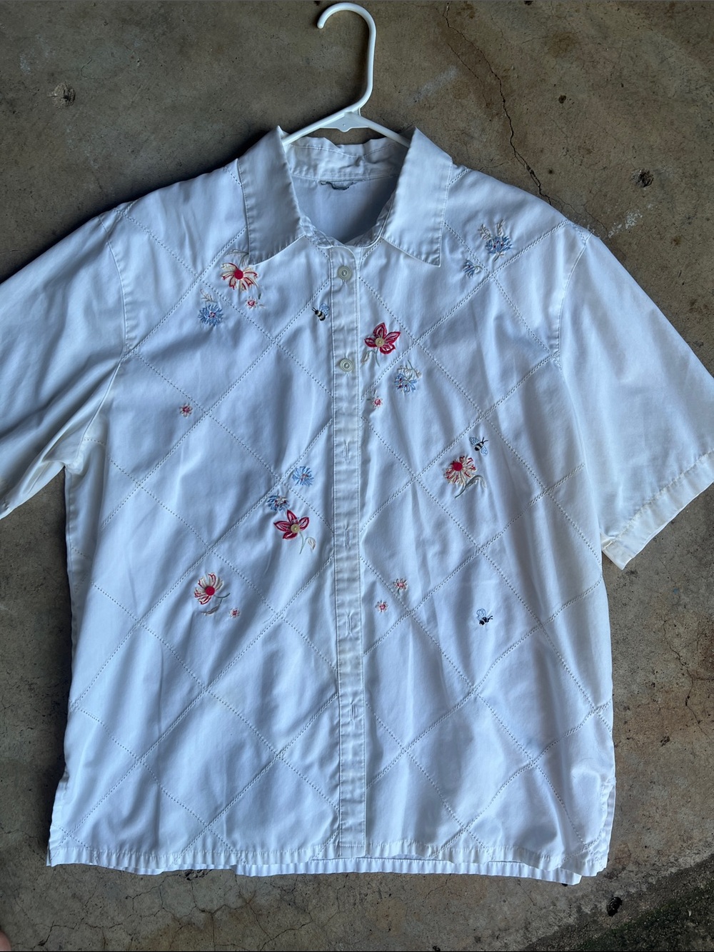 White Embroidered Short-Sleeve Shirt - Classic Floral Design